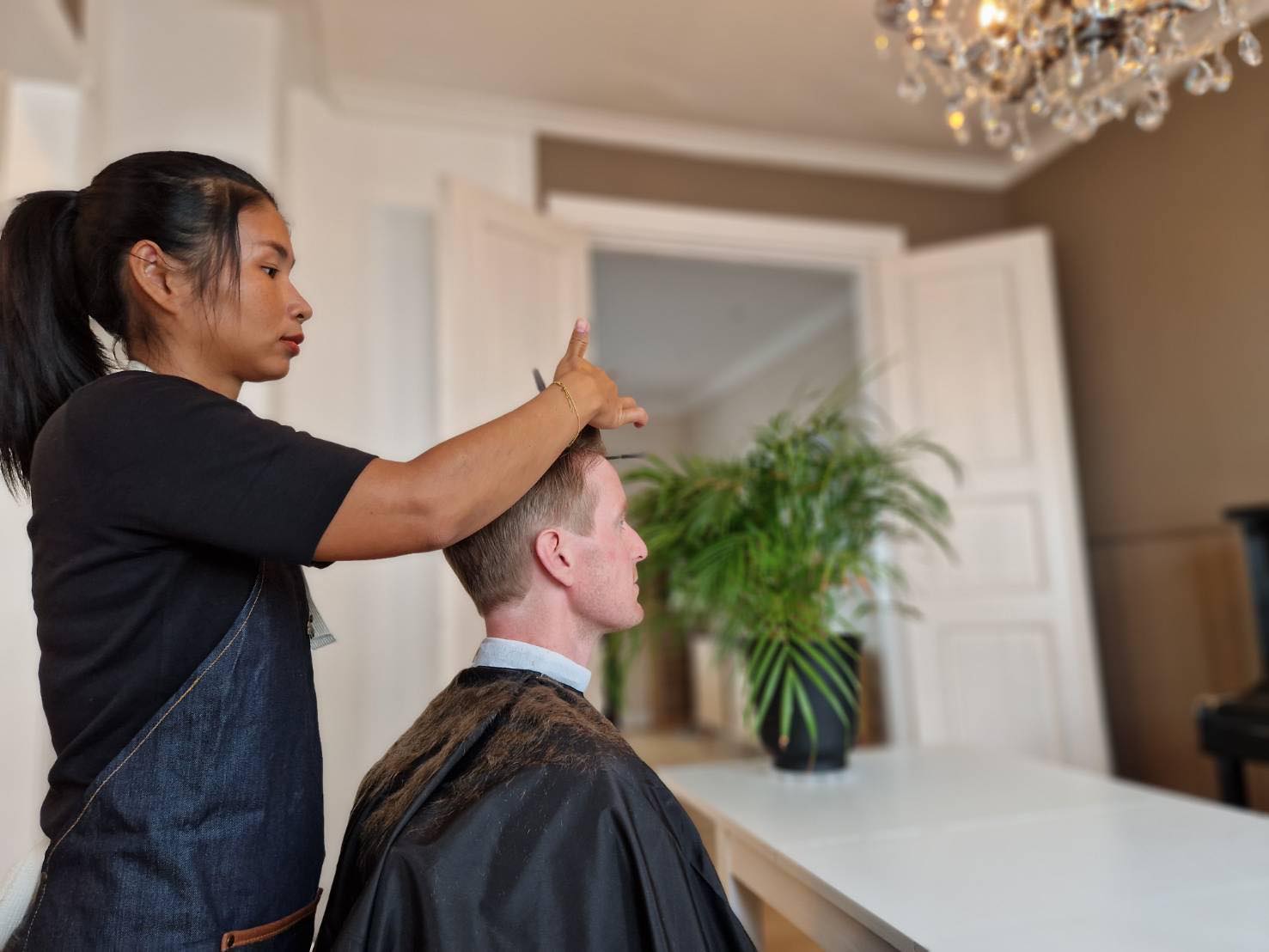 Jang cutting hair example image